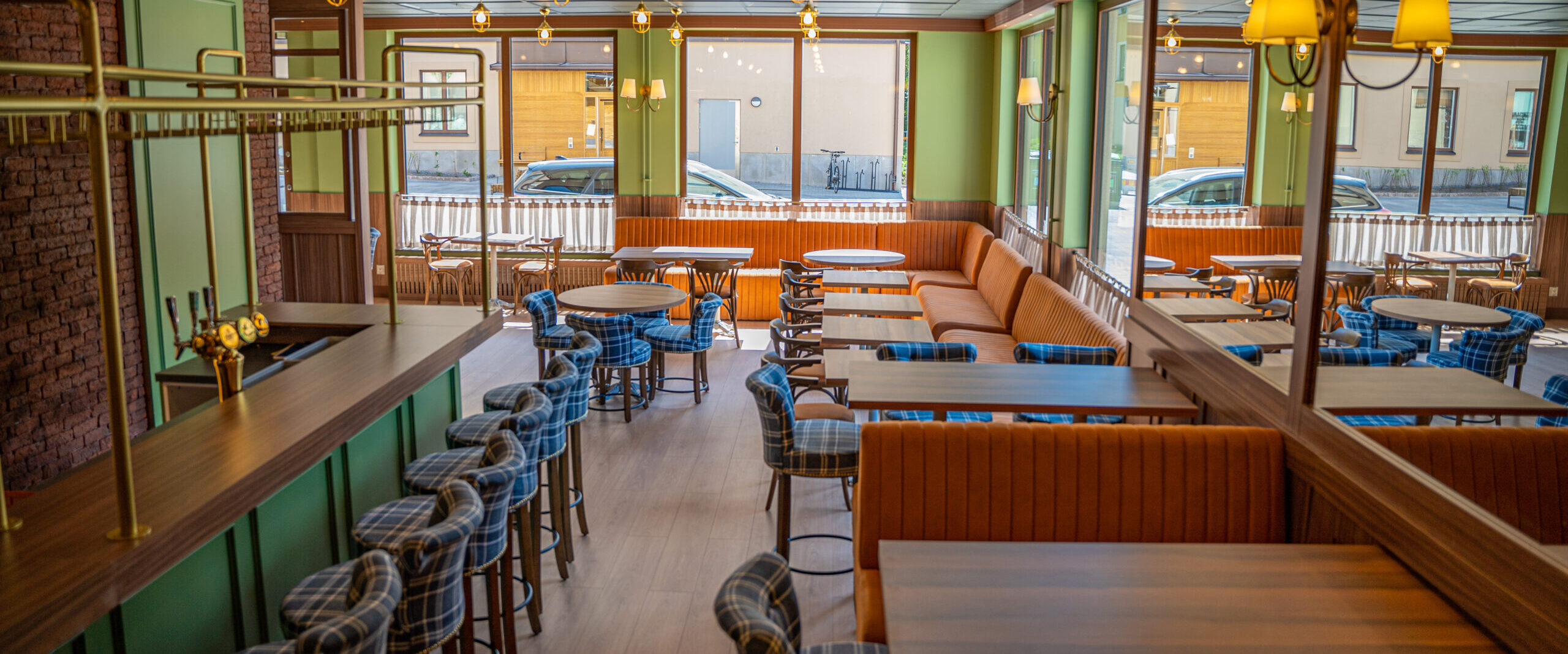 Restaurangens matsal med gröna accenter
