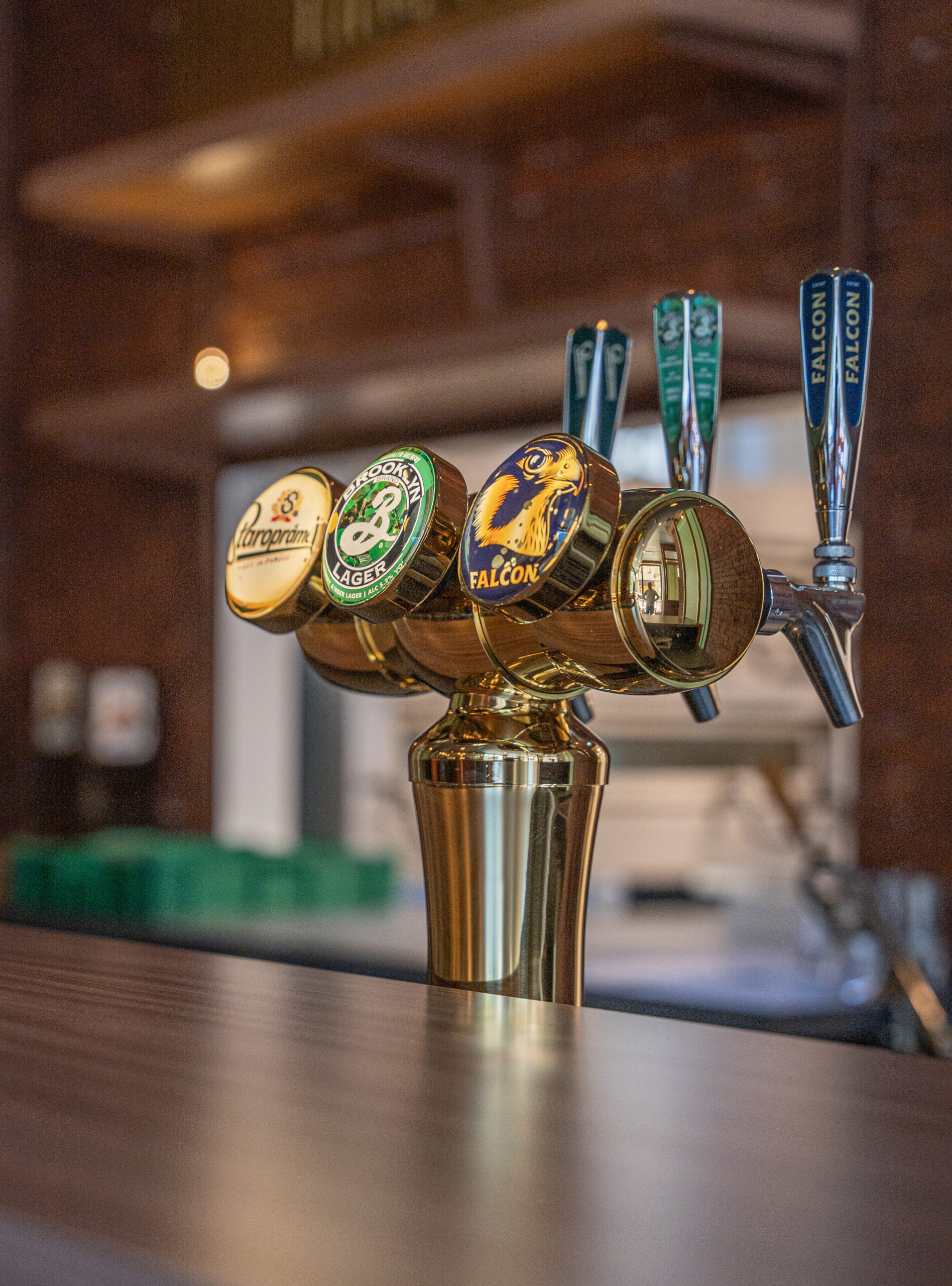 Öltappar i mässing på baren